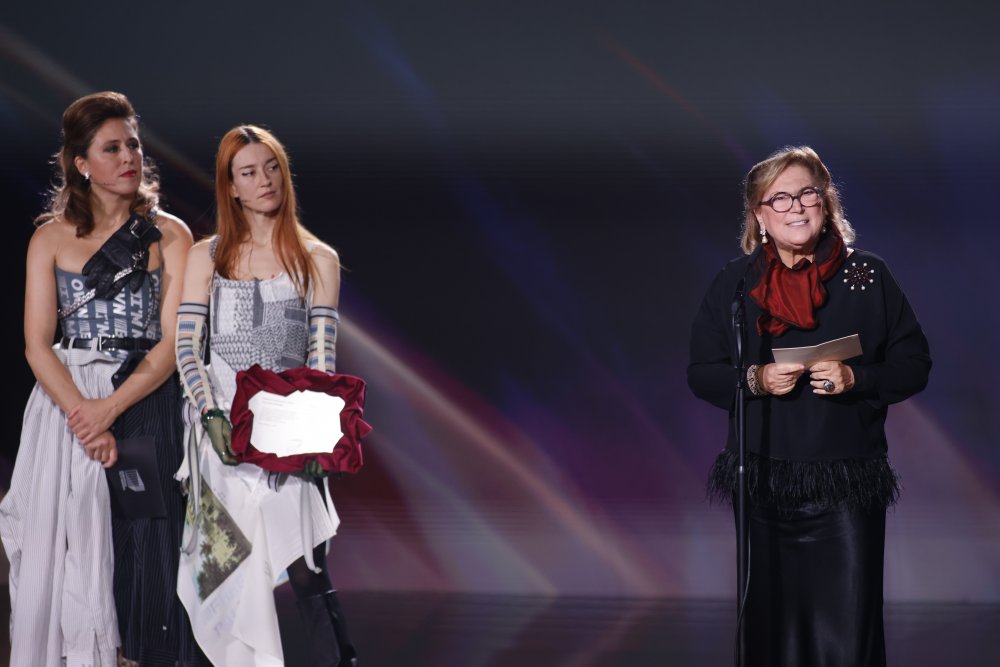 1702279578_G_ler_Sabanc_on_the_right_during_the_ceremony_Photo_by_Sebastian_Gabsch_for_the_European_Film_Academy