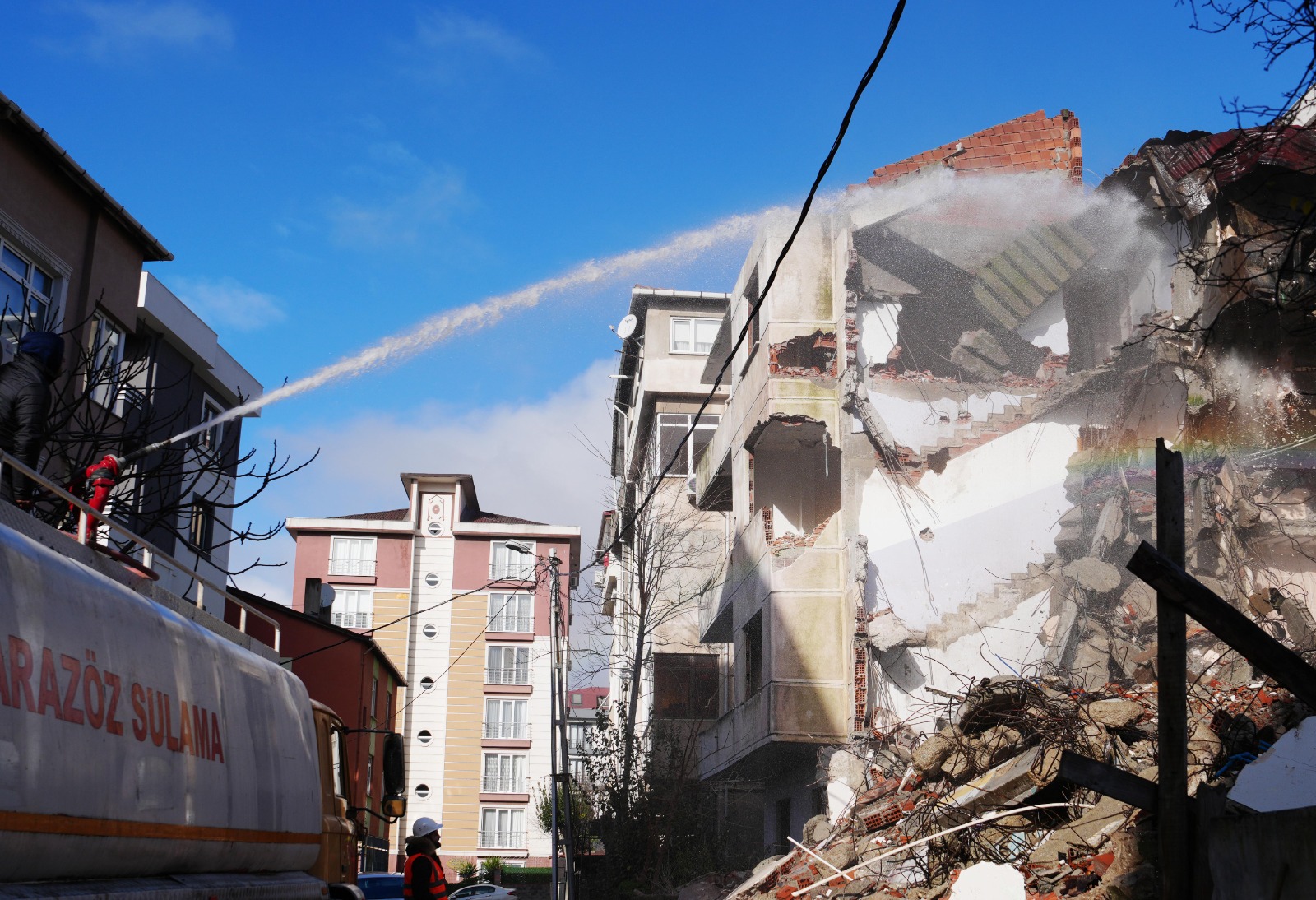 Kartal Beledi̇yesi̇’nden Güvenli̇ Ve Düzenli̇ Çevre İçi̇n Metruk Yapi Çalişmasi (2)