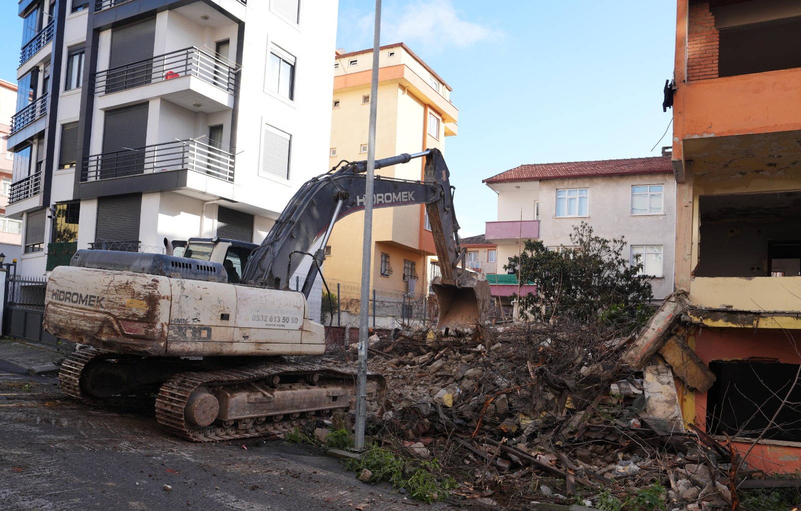 Kartal Beledi̇yesi̇’nden Güvenli̇ Ve Düzenli̇ Çevre İçi̇n Metruk Yapi Çalişmasi (4)