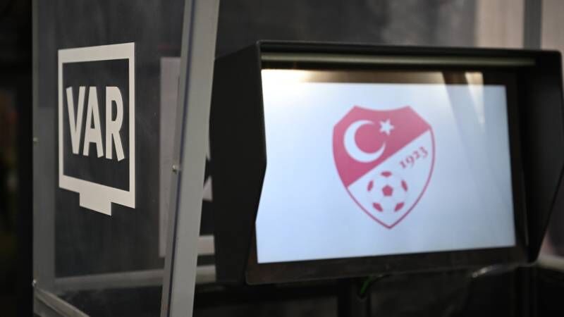 Trendyol Süper Lig'in 32. haftasında Galatasaray, Bodrum FK'yi konuk ediyor. Saat 20:00'de başlayacak bu önemli karşılaşmanın hakemleri belli oldu. Mehmet Türkmen, maçın orta hakemi olarak görev alacak. Ayrıca, maçta yabancı VAR hakemi olarak Alman Markus