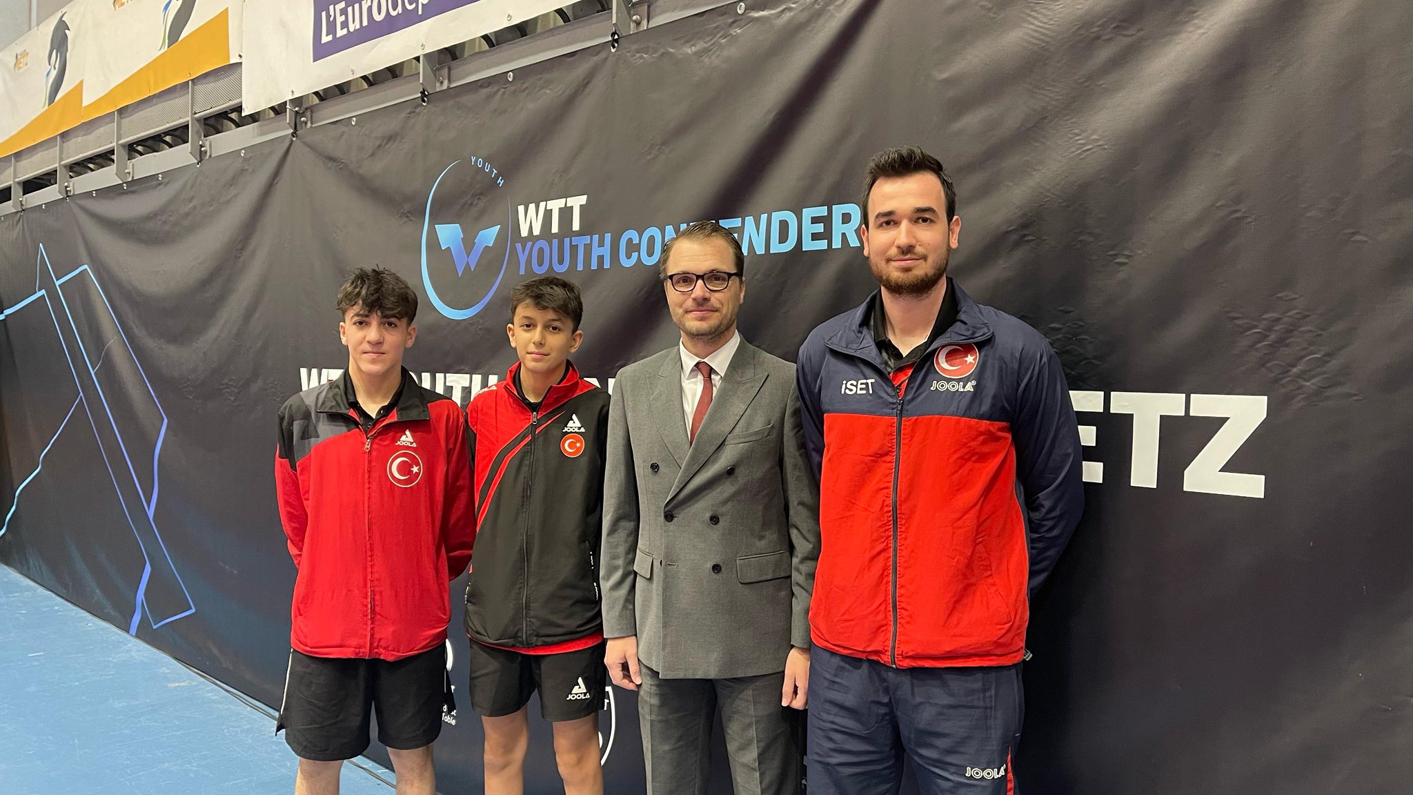 Wtt Youth Star Contender Metz 2025 Turnuvasında Birinci Olan Türk Takımı Ve Başkonsolos Sarp Erzi.