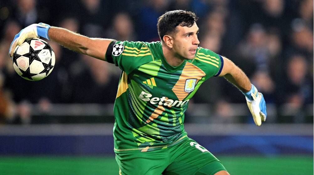 Livakovic'in ayrılık ihtimaline karşı kaleci arayan Fenerbahçe'de Emiliano Martinez sesleri yükseliyor. Arjantinli kaleci için Fenerbahçe'ye Aston Villa'dan iyi haber geldi.