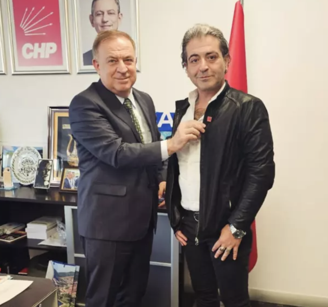 Hazer Amani Hazer Amani CHP MasterChef jürisi siyasete atıldı MasterChef Türkiye CHP rozet takma töreni Hazer Amani kimdir Ünlü şef CHP'de Siyasete atılan ünlüler Gökhan Zeybek Hazer Amani Hazer Amani siyasi kariyer MasterChef eski jüri Hazer Amani biyogr