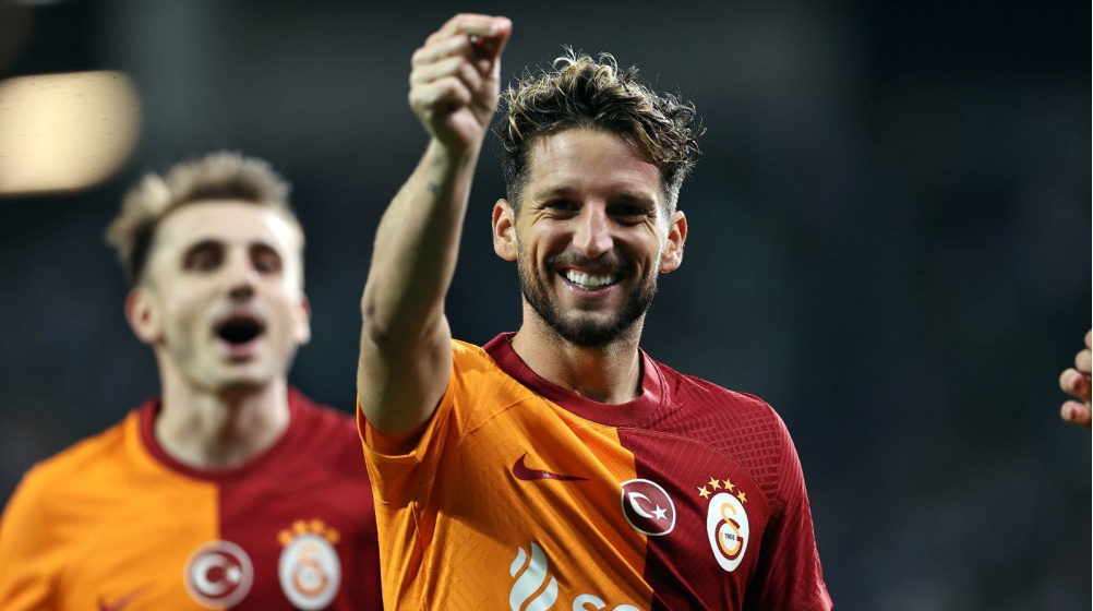 Galatasarayda Mertensten Emeklilik Aciklamasi