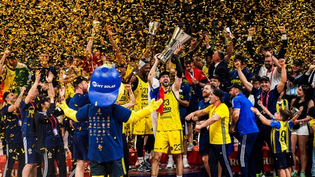 Thy'den Şampiyon Olan Fenerbahçe'nin Oyuncularına Ödül