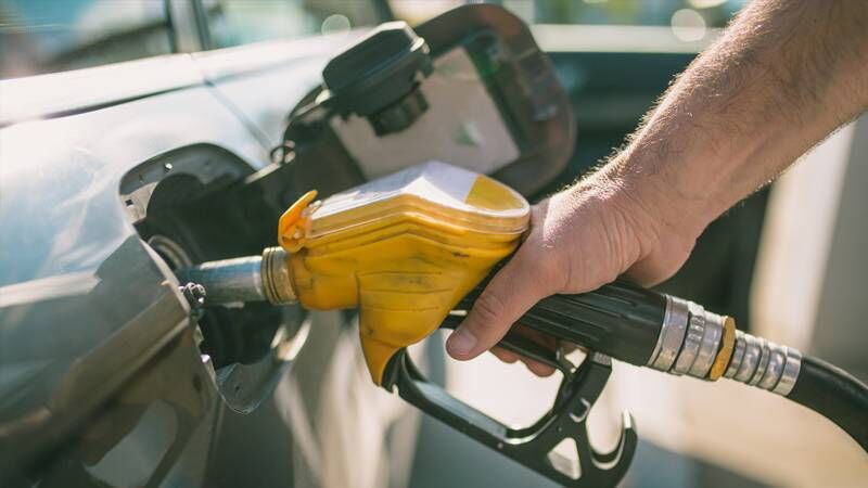 Döviz kuru ve petrol fiyatlarındaki hareketlilik ile vergilere yapılan zamlar akaryakıt fiyatlarını da etkilemeye devam ediyor. 21 Haziran Cumartesi gece yarısından itibaren geçerli olmak üzere benzinin litre fiyatına 1.51 TL, motorinin litre fiyatına ise