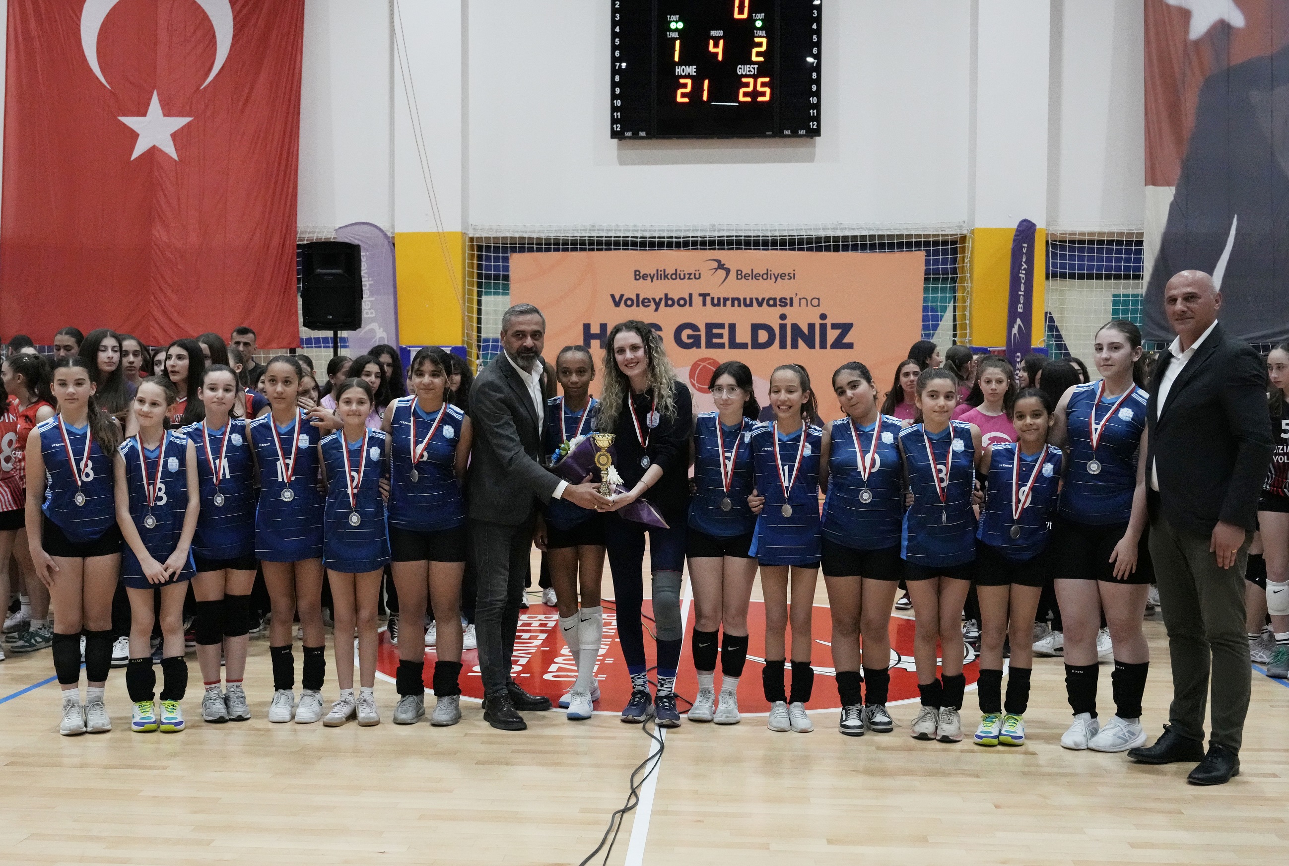 Beyli̇kdüzü Beledi̇yesi̇ Voleybo L Turnuvasi Sona Erdi (6)