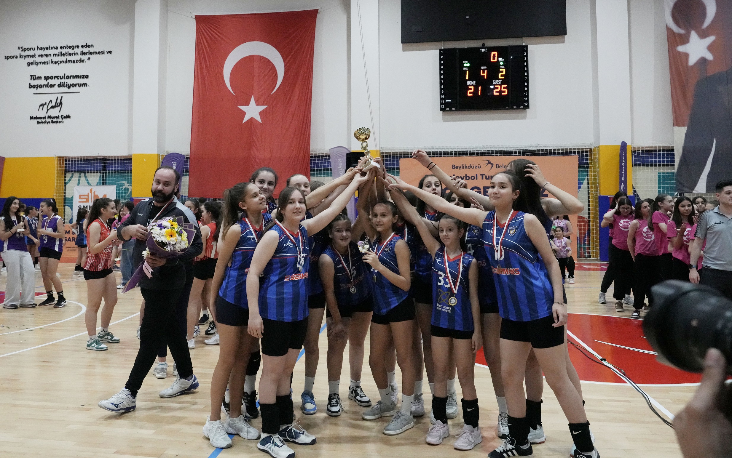 Beyli̇kdüzü Beledi̇yesi̇ Voleybo L Turnuvasi Sona Erdi (7)