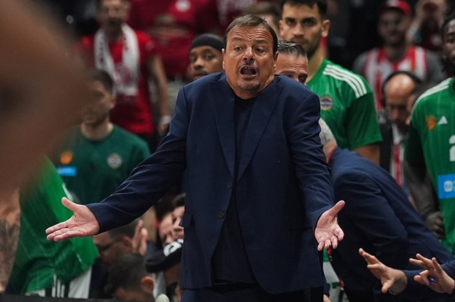 Olympiakos Maçı Sonrası Ergin Ataman Ile Taraftar Arasında Gerilim2