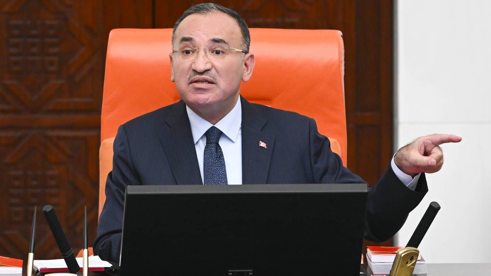 Meclis'te AKP sıralarından gelen kahkahaya Bekir Bozdağ'dan tepki: