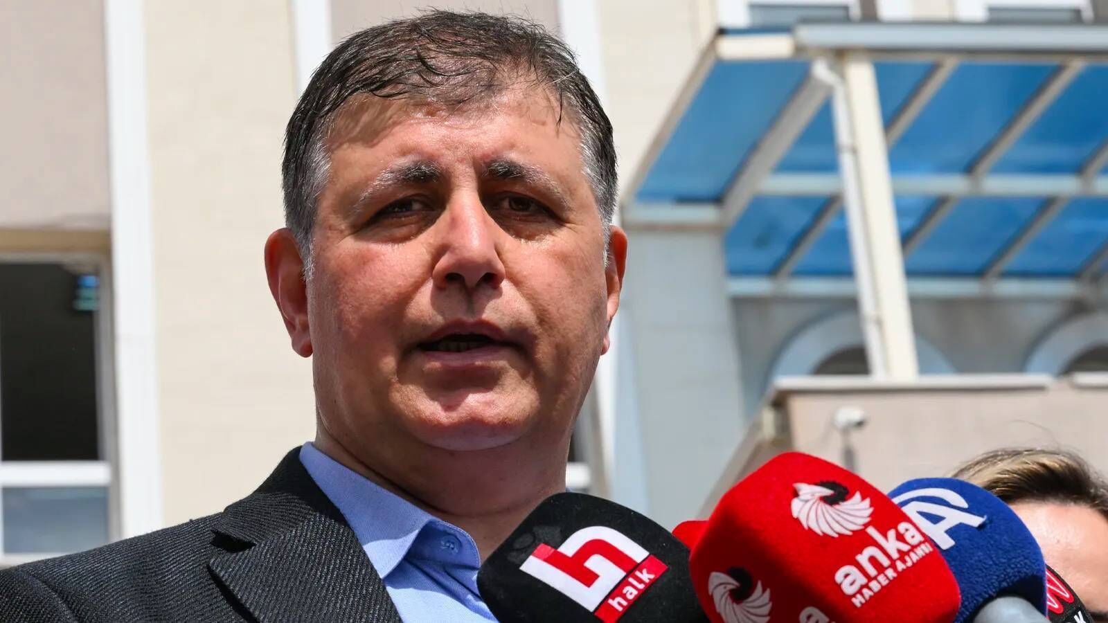 İzmir'de yapılan operasyonda, şikayetçinin Cemil Tugay olduğuyla ilgili tartışma başladı. Tugay, operasyona neden olan şikayetin kendisi tarafından yapıldığı iddiasını yalanladı. Hem belediyenin savcılığa yazdığı yazı hem de İçişleri müfettişinin raporuna