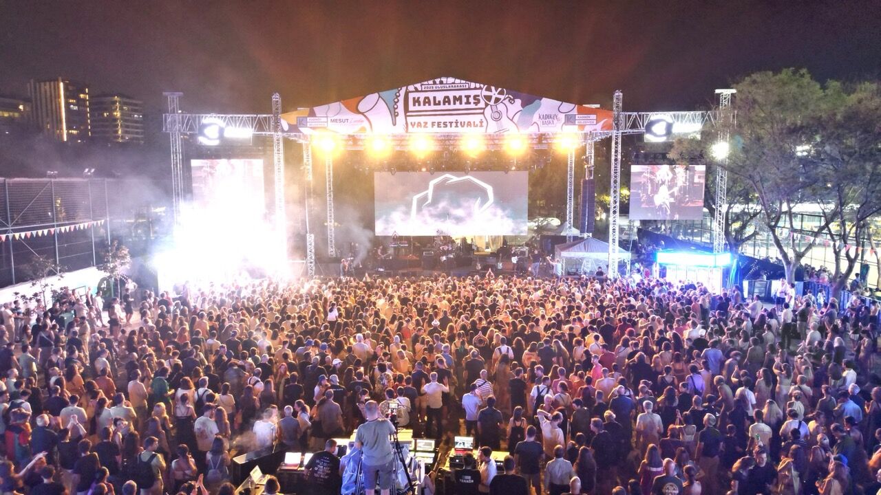 Büyük Bulutsuz Ozlemi'nin Kalam?S'ta Kutla Dığı 40. Yaş Kutlama Konserinden. 2