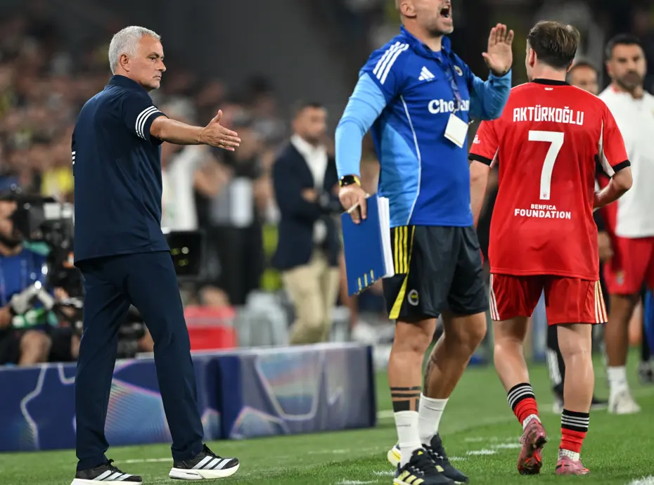 Maç sonrası Kerem Aktürkoğlu-Jose Mourinho arasında dikkat çeken hareket
