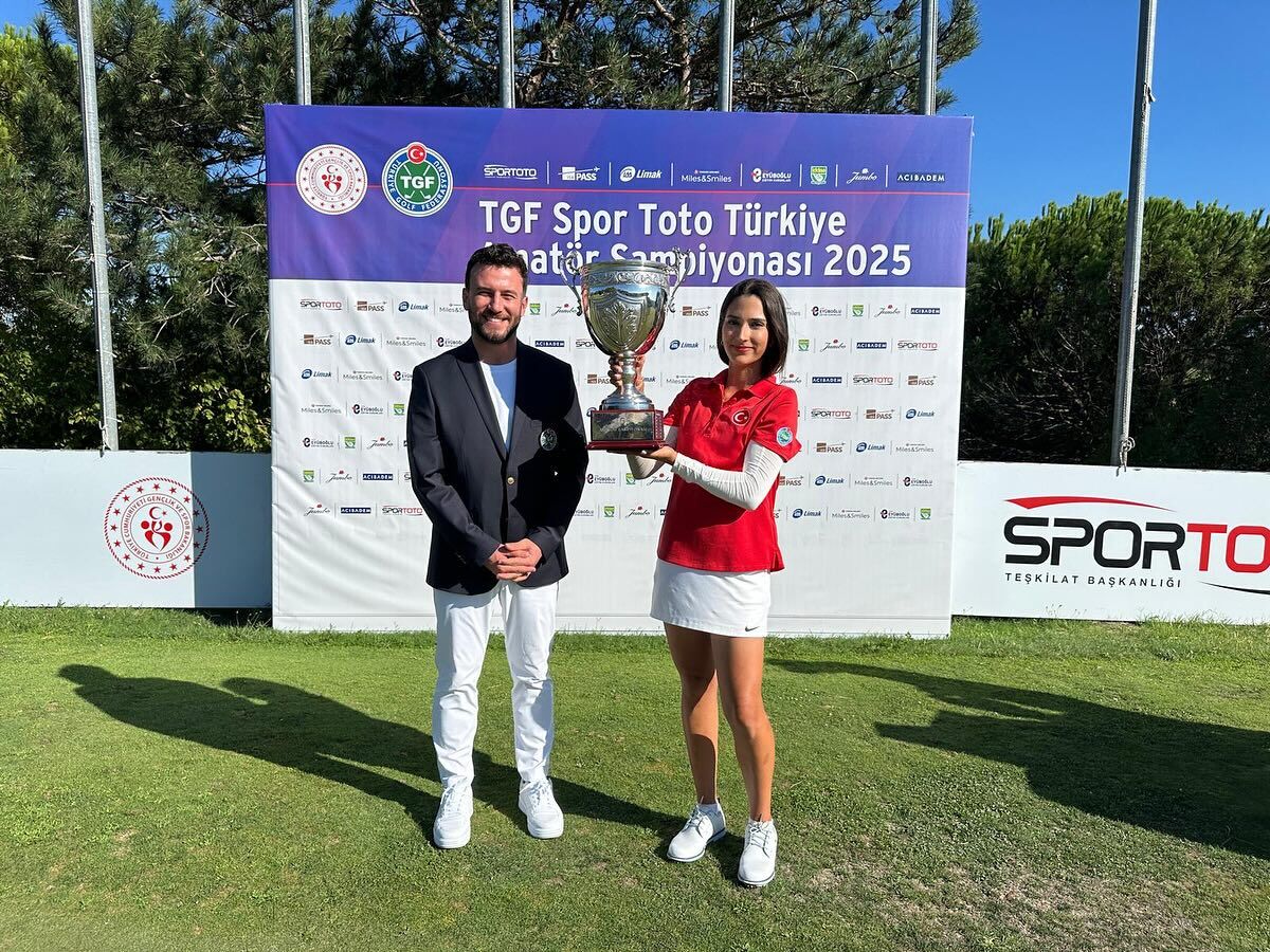 Sude Bay Kupasını Türkiye Golf Federasyonu Genel Sekreteri İhsan Gencay Asan'dan Aldı.
