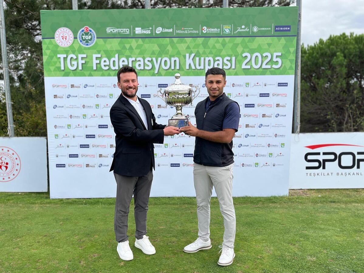 2025 Tgf Federasyon Kupas? Şampiyonu İbrahim Tarık Aslan'a Kupasını Tgf Genel Sekr Eteri Gencay Asan Verdi.
