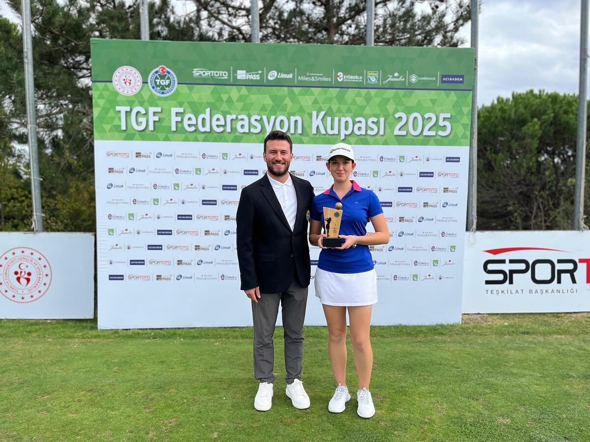 2025 Tgf Federasyon Kupası Kadınlar Gross Birincisi Elif Demirci Ve Tgf Genel Sekreteri Gencay Asan.