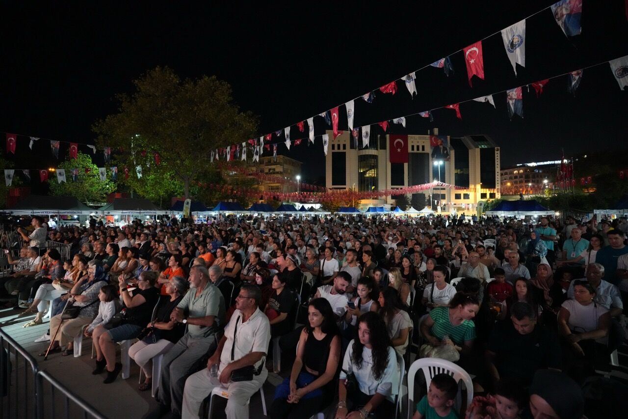 Büyük Kartal’da 4. Uluslararası Halk Oyunları Festivali, Görkemli Finalle Taçlandı (2)