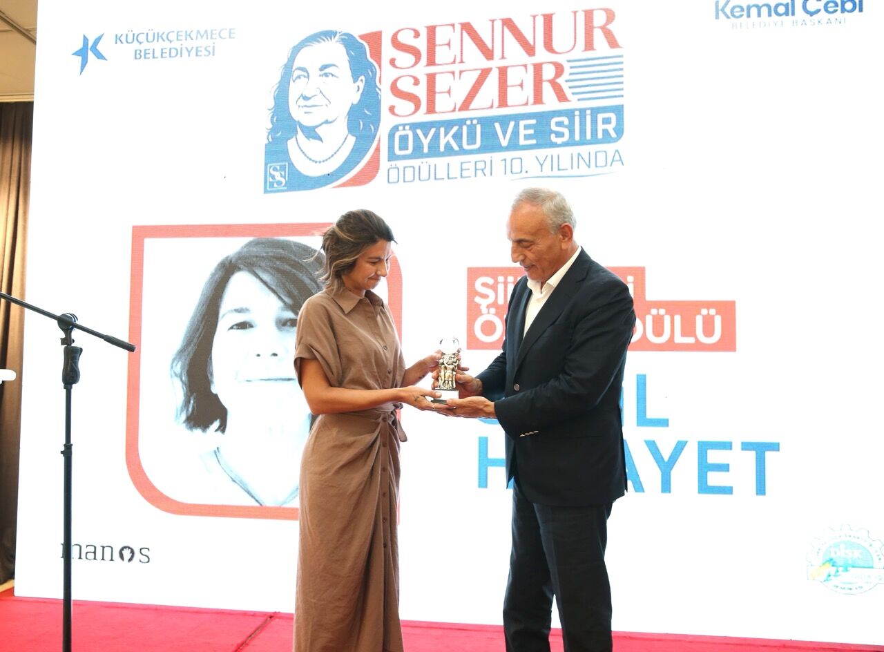 Büyük Sennur Sezer Ödülleri'nin Şiir Jüri Özel Ödülü Seçil Hidayet'in Oldu.