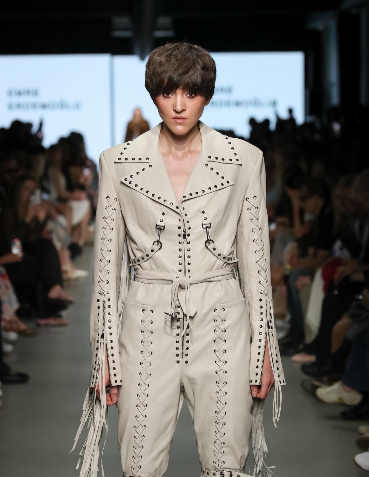Defile (23)