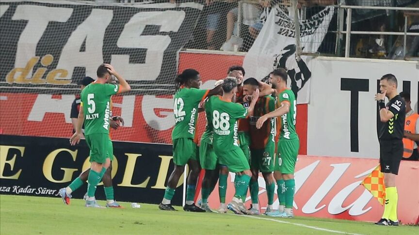 Alanyaspor, Beşiktaş'ı 2 golle mağlup etti