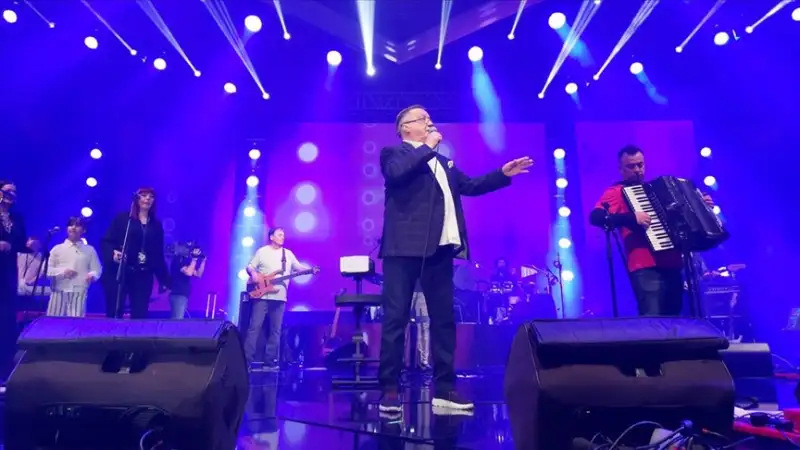 Halid Beslic bir konserde sahne alıyor