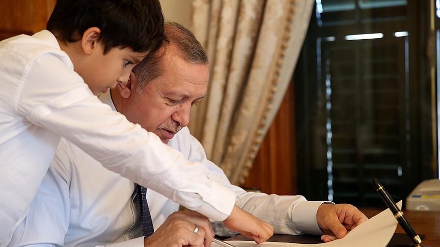 Ömer Tayyip Erdoğan dedesi Cumhurbaşkanı Tayyip Erdoğan ile birlikte