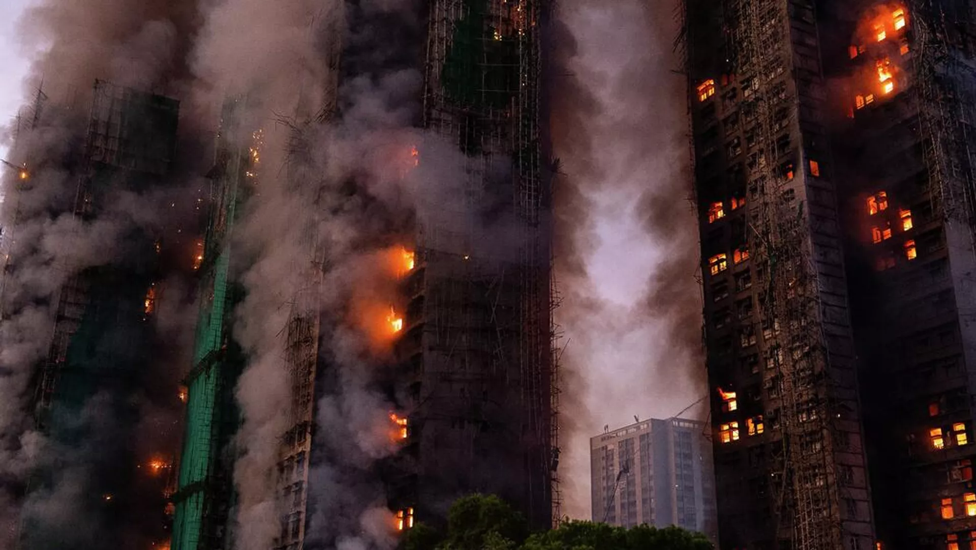 Hong Kong'da 8 apartmanda çıkan yangında can kaybı 128'e yükseldi-2