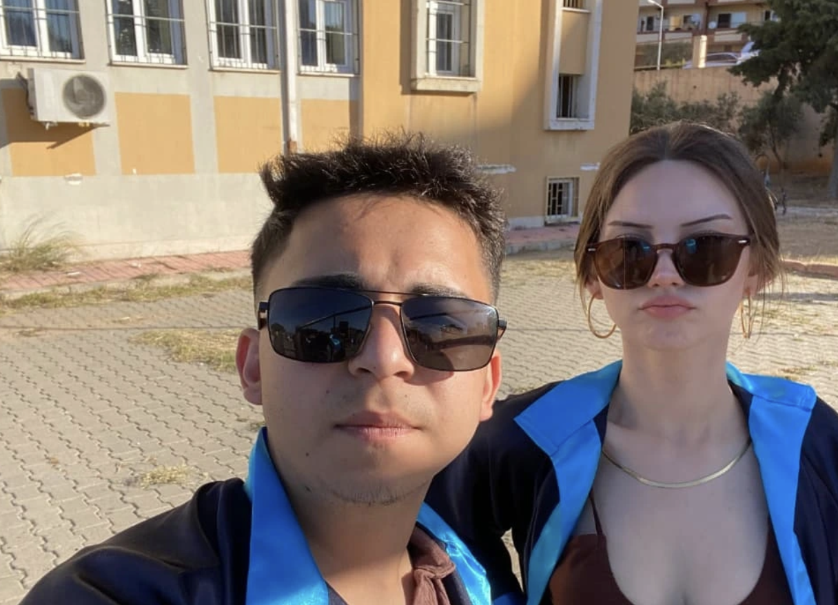 “TikTok fenomenleri Özge ile Eren ayrıldı mı? Ayrılık açıklamasında hangi iddialar öne çıktı?”  “Özge ve Eren neden ayrıldı? Canlı yayında dile getirilen olaylar neydi?”  “Fenomen çift Özge ve Eren’in ilişkisi neden sona erdi? Ayrılık kararının arkasında 