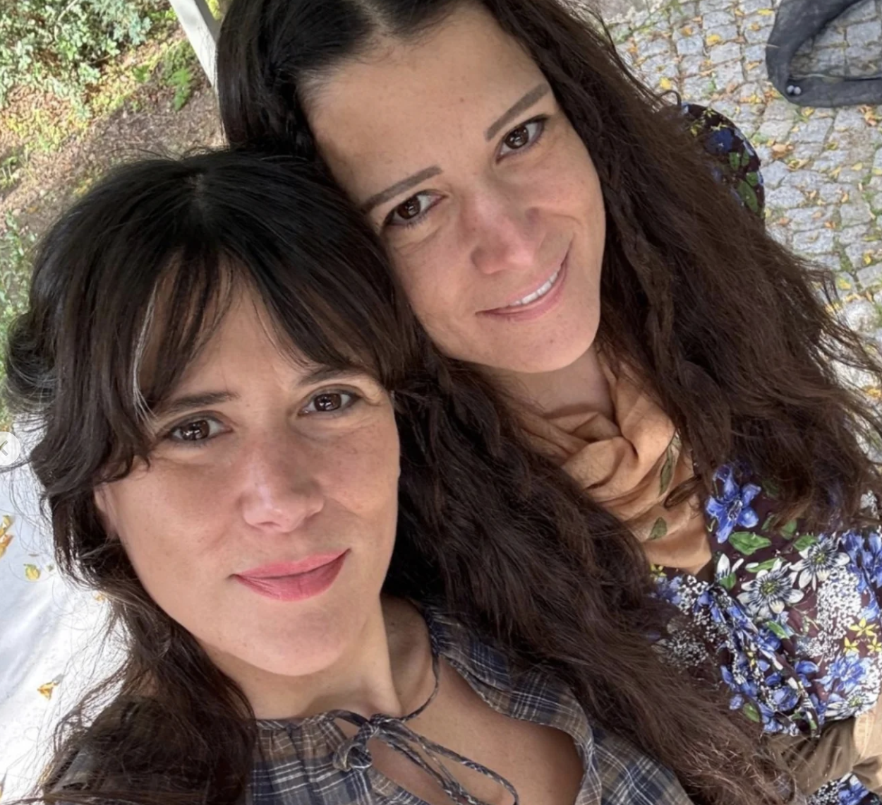 Cem Boyner’in kızı Elif Boyner, şehir hayatını bırakıp Eskişehir’in Sazak köyüne yerleşti. Köyde bazlama pişirdiği, inek sağdığı ve tarımla uğraştığı paylaşımlar büyük ilgi görüyor. Elif Boyner kimdir, kaç yaşında, evli mi? İşte biyografisi ve yeni yaşamı