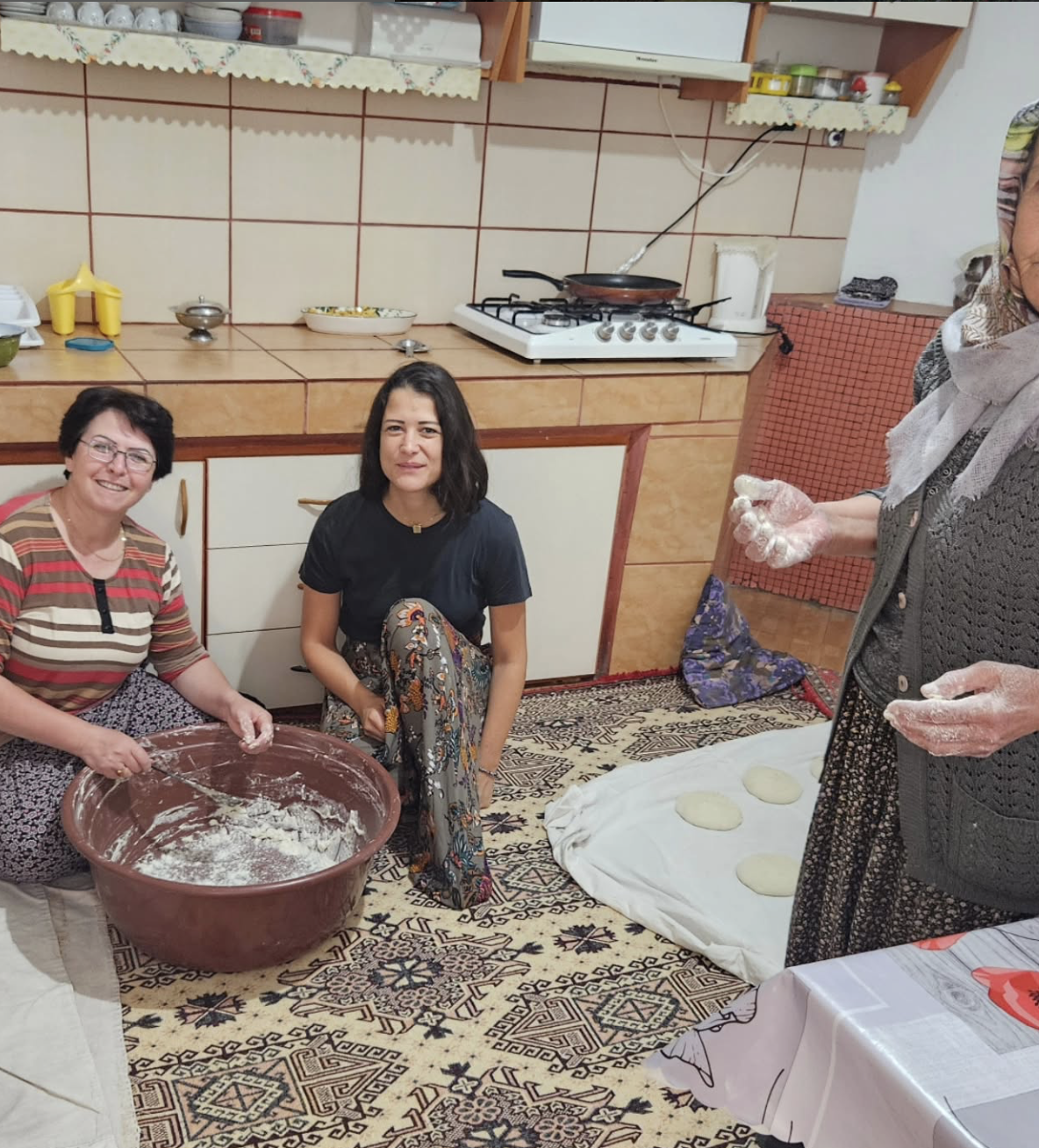 Cem Boyner’in kızı Elif Boyner, şehir hayatını bırakıp Eskişehir’in Sazak köyüne yerleşti. Köyde bazlama pişirdiği, inek sağdığı ve tarımla uğraştığı paylaşımlar büyük ilgi görüyor. Elif Boyner kimdir, kaç yaşında, evli mi? İşte biyografisi ve yeni yaşamı