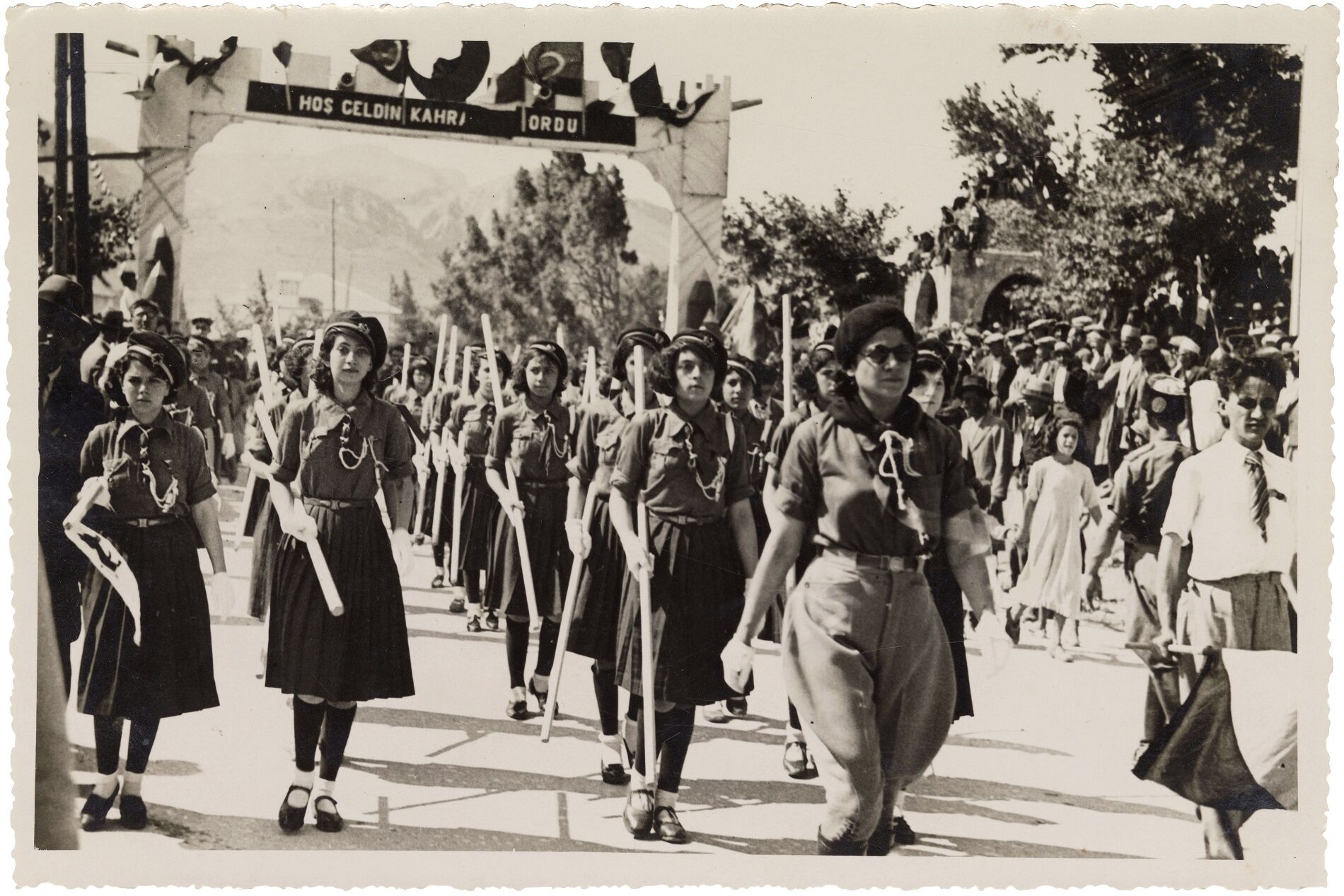 Hatay??N Turkiye? Ye Katılma Törenlerinde Kız Izci Grubu Taktan Geçiş Yaparken, 23 Temmuz 1939 Salt Araştırma, Öktem Ve Barutçuoğlu Arşivi