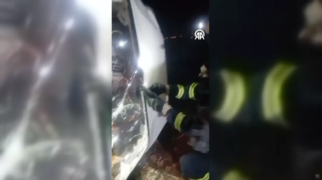 Adıyaman Kahta Trafik Kazası Sonrası Şarampole Devrilen Minibüs Ve Ekiplerin Kurtarma Çalışması (1)