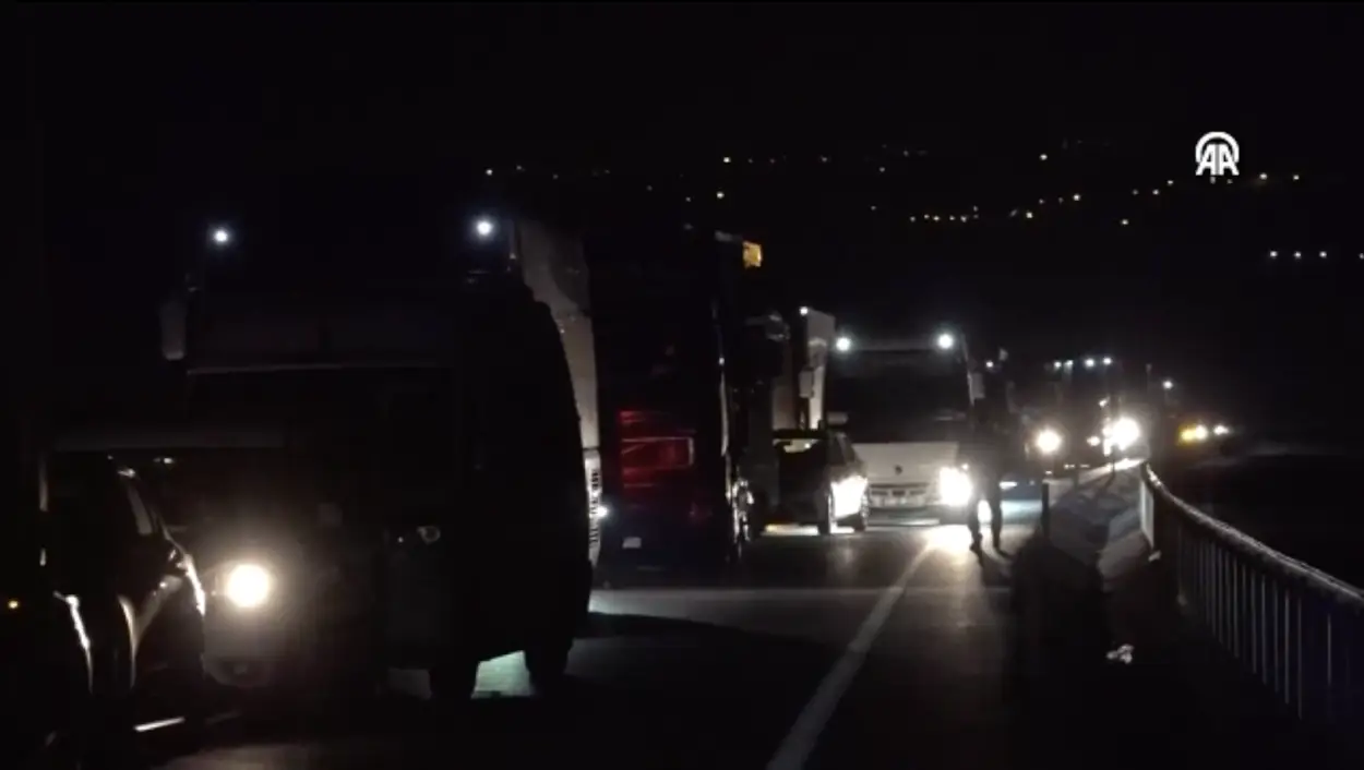 Çanakkale Lapseki Trafik Kazası Sonrası Lapseki Çanakkale Kara Yolunda Çarpışan Otomobiller Ve Ekiplerin Müdahalesi (1)