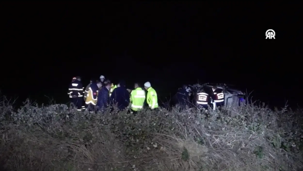 Çanakkale Lapseki Trafik Kazası Sonrası Lapseki Çanakkale Kara Yolunda Çarpışan Otomobiller Ve Ekiplerin Müdahalesi (2)