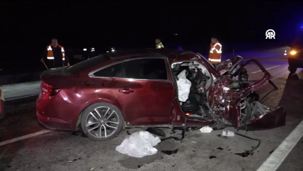 Çanakkale Lapseki Trafik Kazası Sonrası Lapseki Çanakkale Kara Yolunda Çarpışan Otomobiller Ve Ekiplerin Müdahalesi