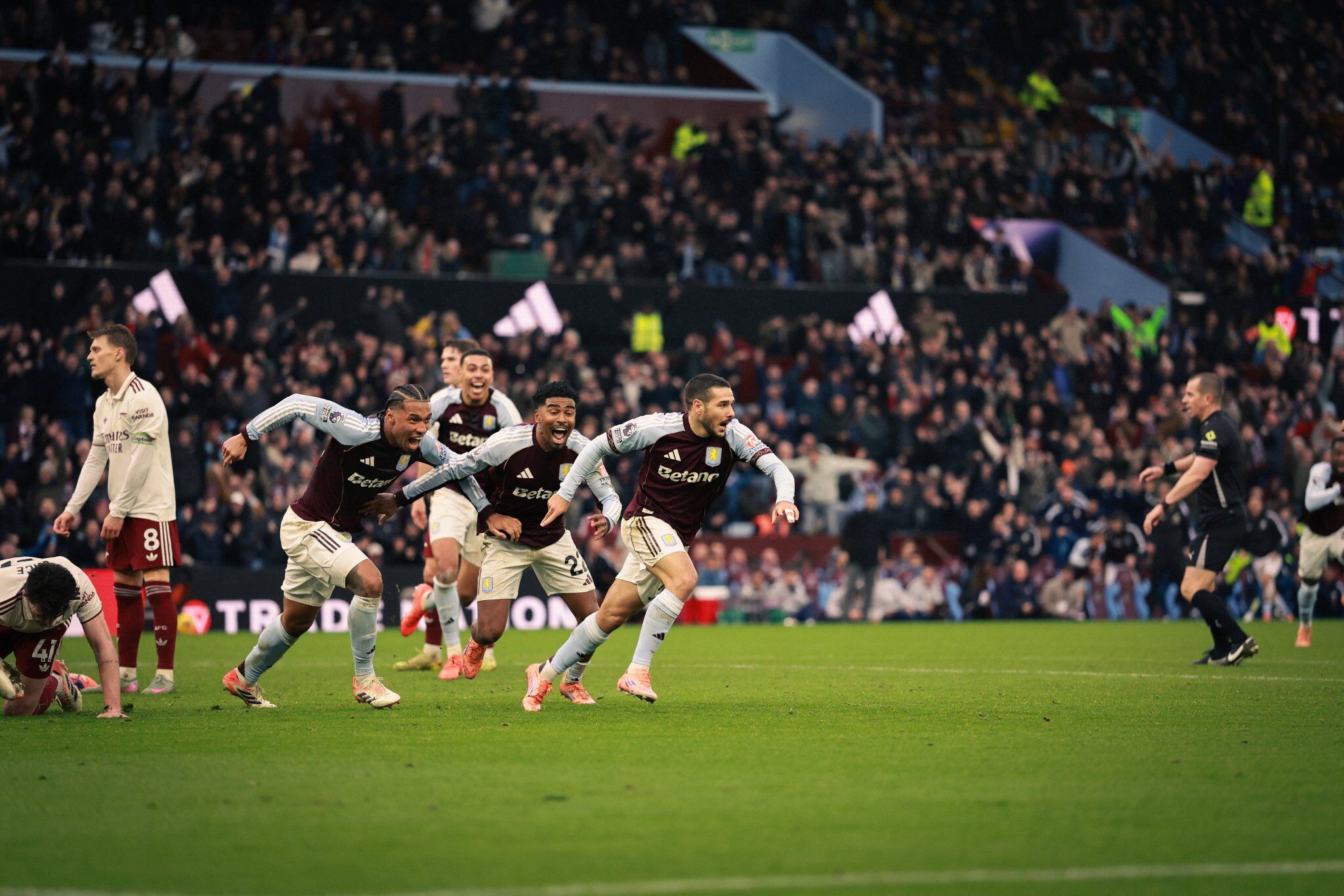 Premier Lig’de zirve yarışı kızıştı: Arsenal, Aston Villa’ya 2-1 mağlup oldu