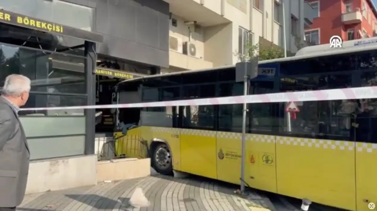Üsküdar Otobüs Dükkana Girdi