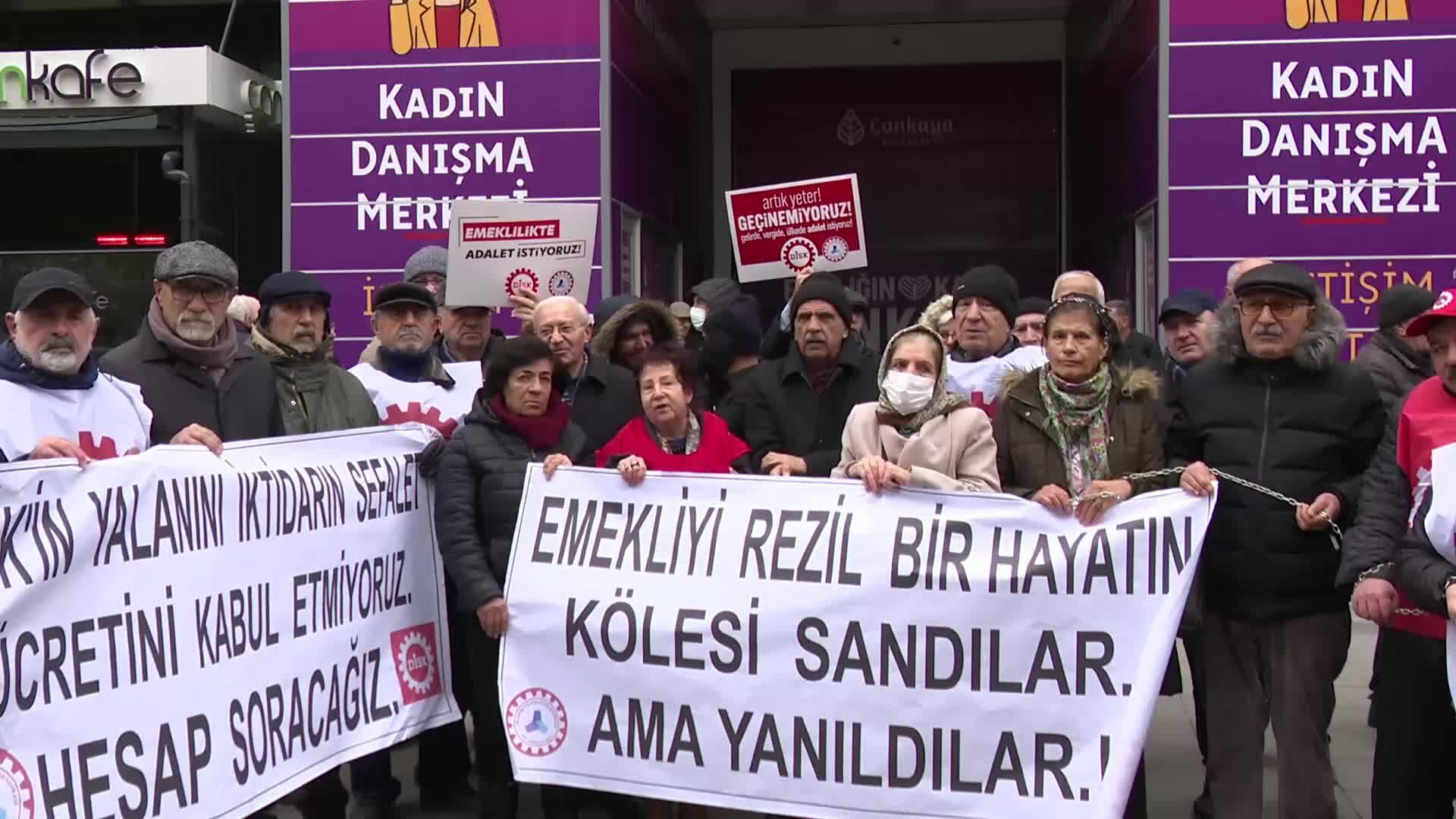 Emekliler Ankara’da kendilerini zincirledi