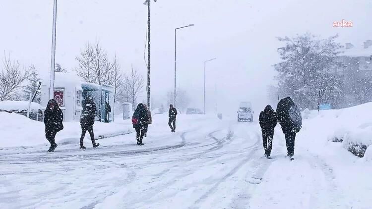 Malatya’da yoğun kar yağışı nedeniyle okullar tatil edildi, motorlu kuryeler trafiğe çıkamayacak