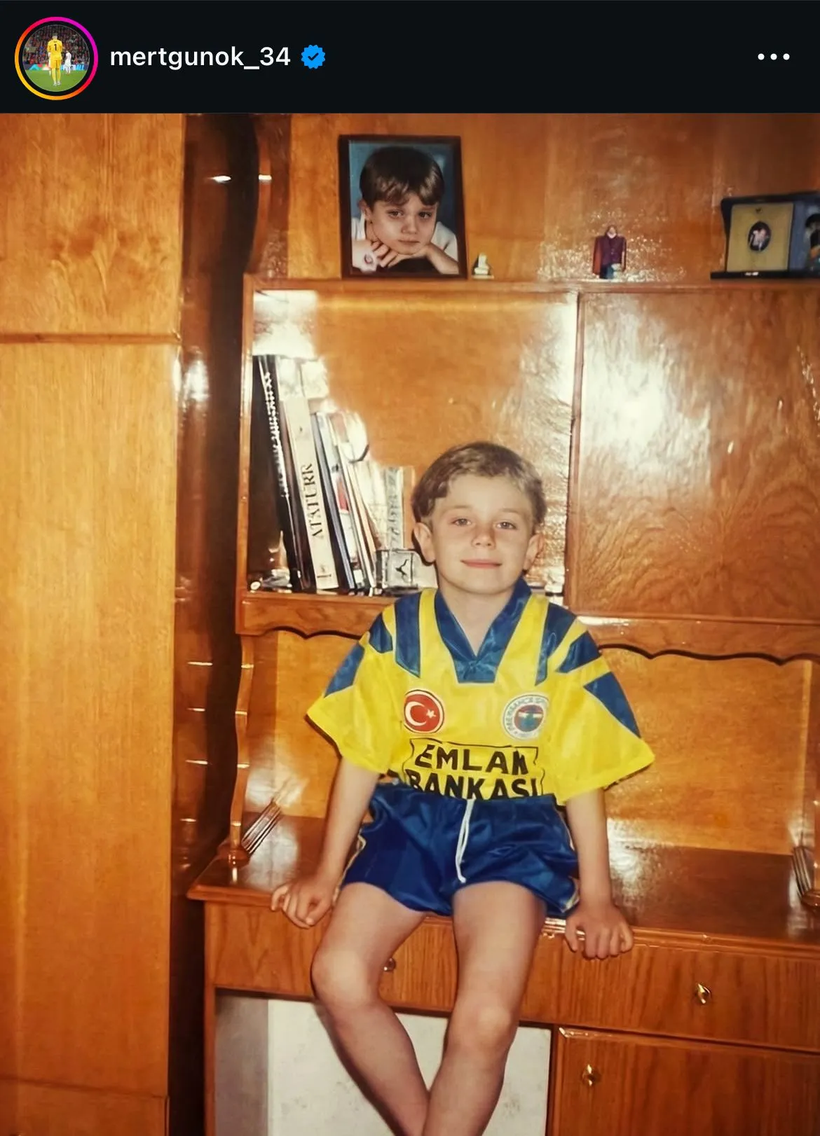 Mert Günok’tan Fenerbahçe formalı çocukluk fotoğrafı paylaşımı: Herkes evine döner