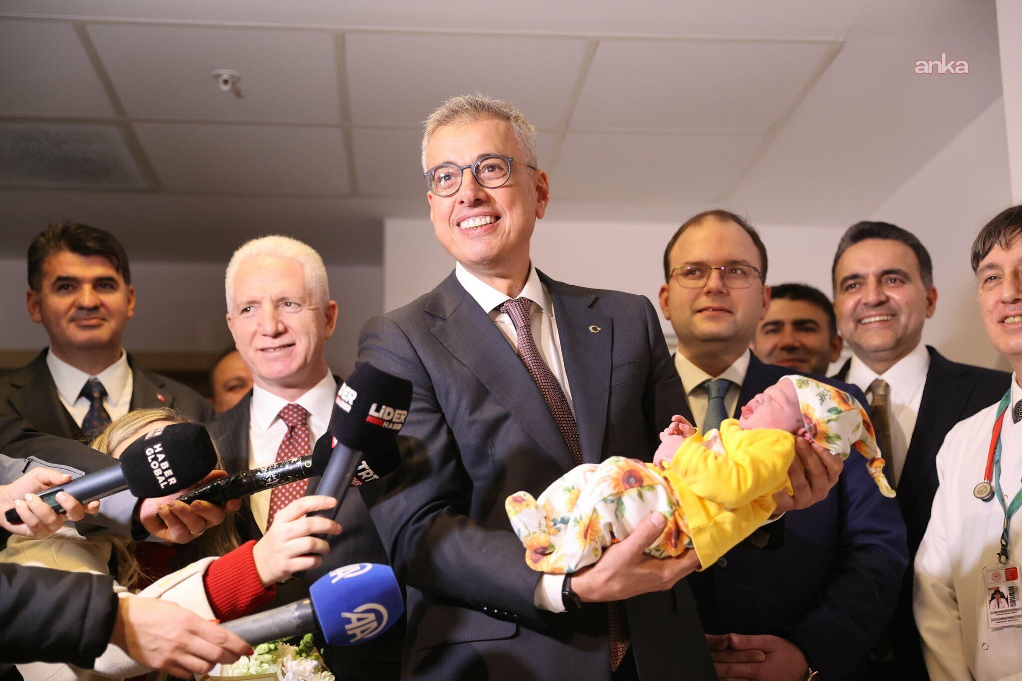 Bakan Memişoğlu'ndan İstanbul’da 2026’nın ilk bebeklerine ziyaret-1