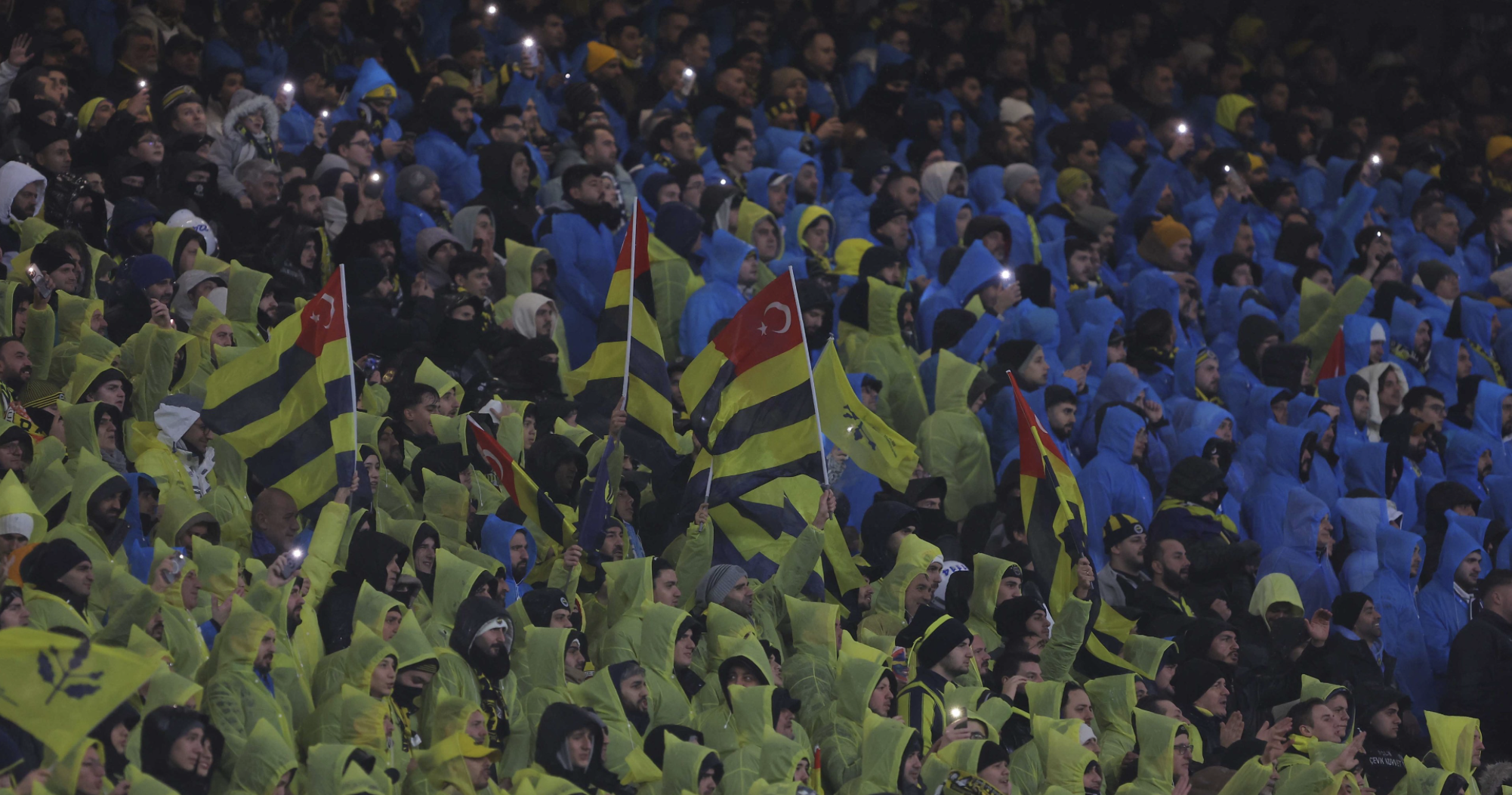 Derbiye Damga Vuran Yağmurlukların Maliyeti Ne Kadar? Fenerium Yağmurluk Satışa Çıktı mı? Süper Kupa'daki Yağmurluklar N