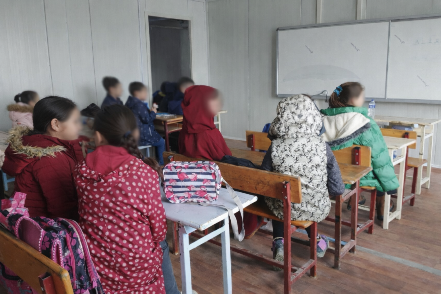 Hatay'da Çocuklar Konteyner Sınıfta Montla Oturuyor