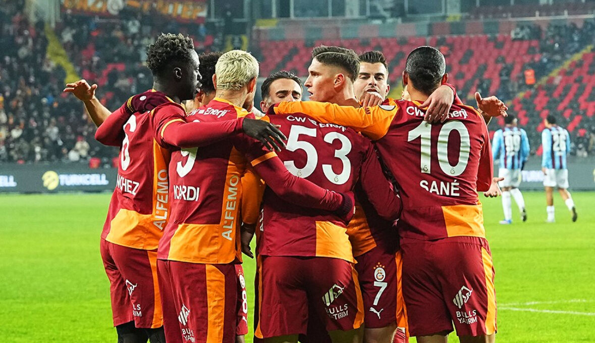 Galatasaray, Süper Kupa’da Trabzonspor’u 4-1 yenerek ilk finalist oldu