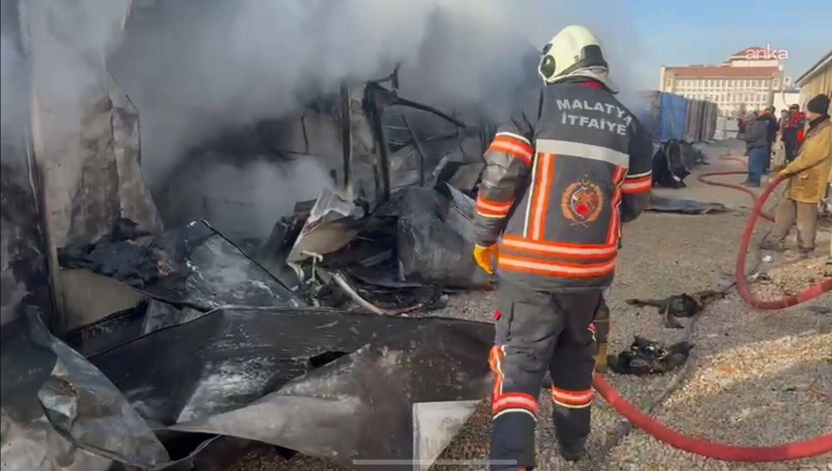 Malatya'da şantiyede yangın: 24 konteyner yandı-1
