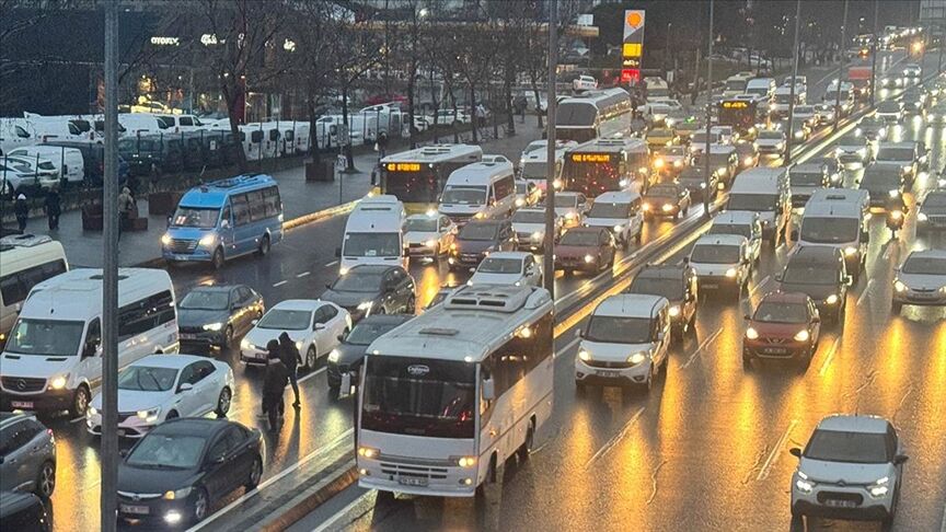 İstanbul’da Haftanın Ikinci Gününde Trafik Alarmı Yoğunluk Yüzde 80’E Ulaştı