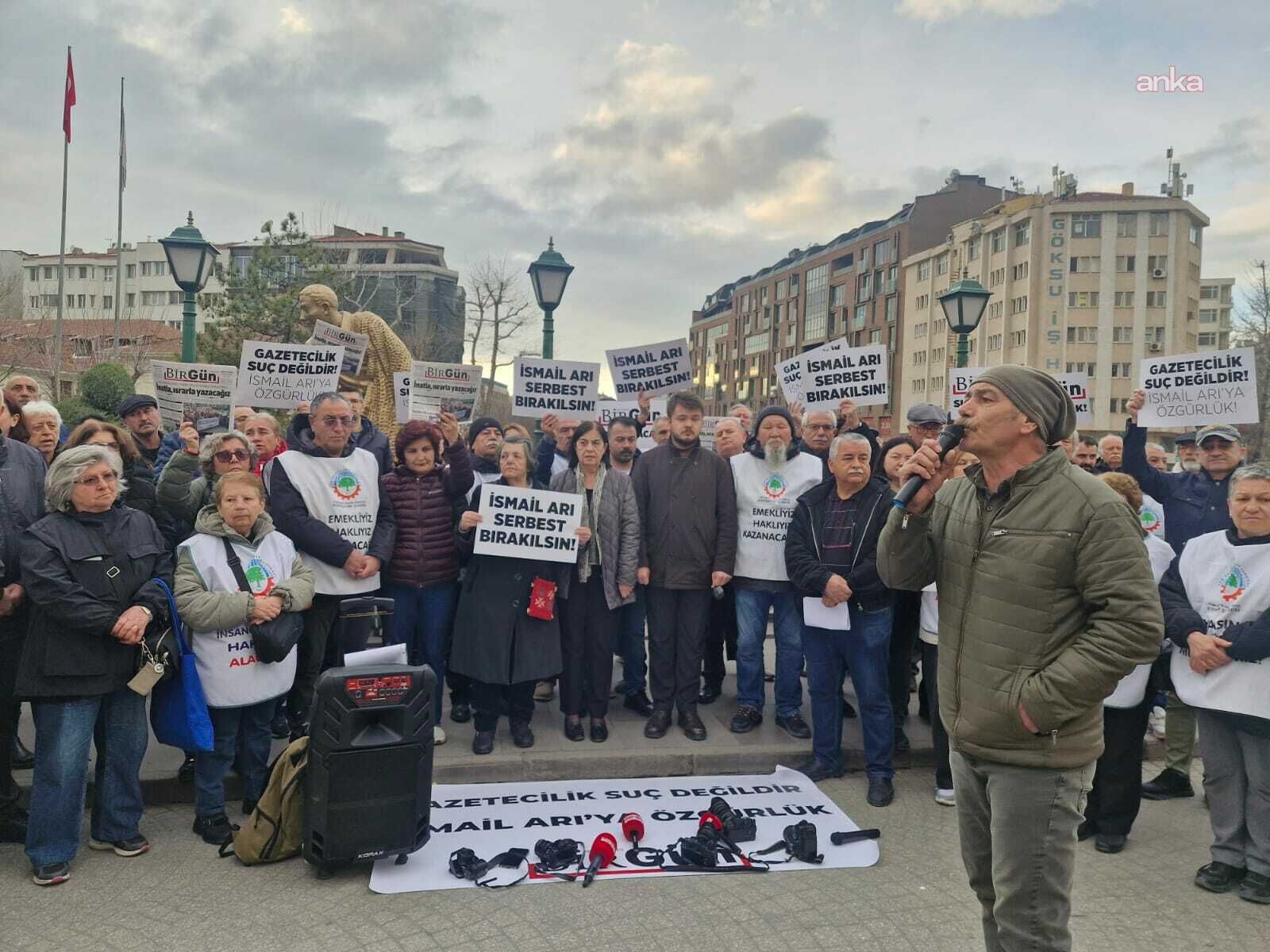 Eskişehir’de gazetecilerden İsmail Arı’ya destek: Fotoğraf makinelerini bıraktılar