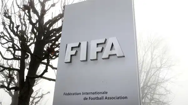 FIFA'dan yeni yaptırım: Hakareti gizlemek için ağız kapatan oyuncuya kırmızı kart