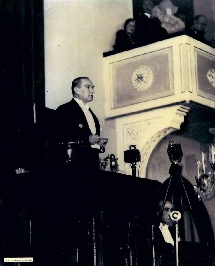 Atatürk Nutuk Okuyor
