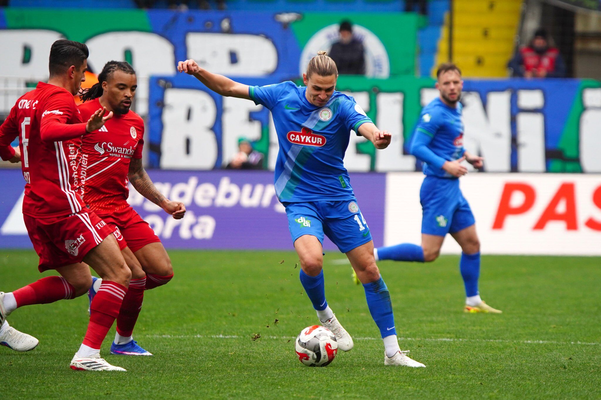 Çaykur Rizespor, Antalyaspor’u penaltı golüyle geçti